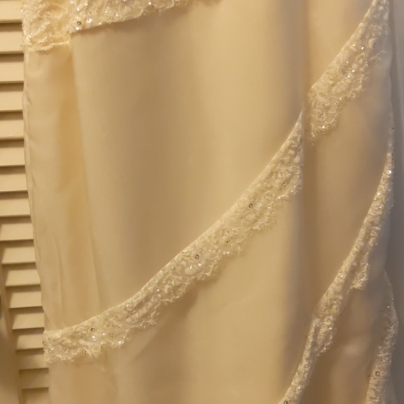 Beautiful wedding dress - Picture 5 of 8